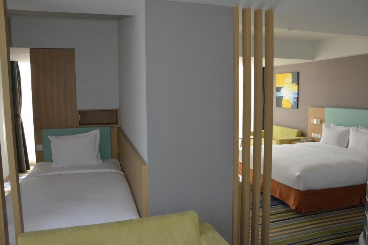 Holiday Inn Express Yingkou Onelong Plaza By Ihg Gaizhou Bagian luar foto