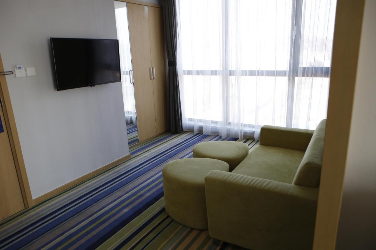 Holiday Inn Express Yingkou Onelong Plaza By Ihg Gaizhou Bagian luar foto